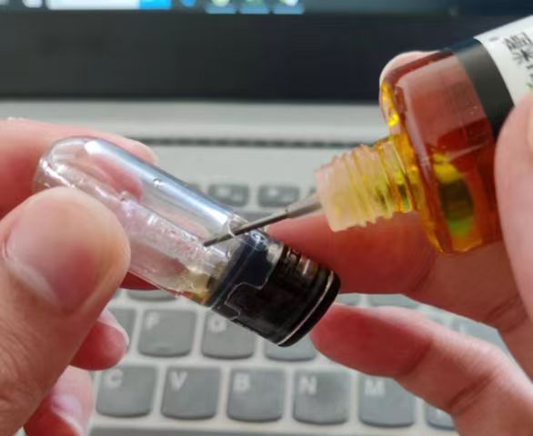 潮流商城煙油保存與主機保養指南:變質判斷、霧化芯壽命、漏油處理 4 潮流商城SP2S可重複注油空煙彈